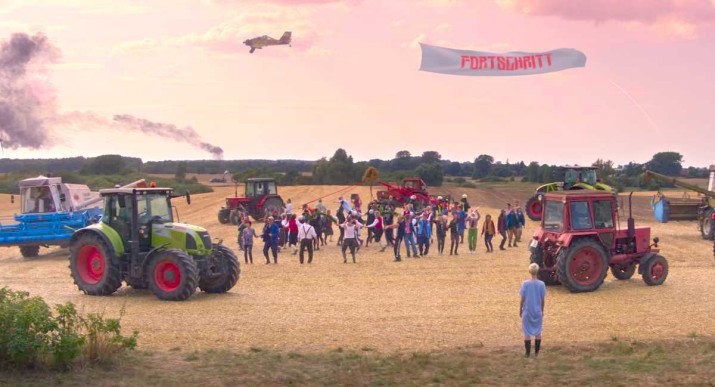 Rote Sterne überm Feld