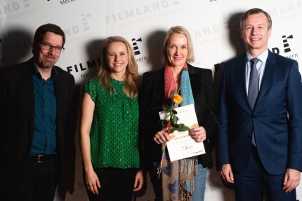 Volker Kufahl (Geschäftsführer Filmland MV), Preispatin Susanne Bormann, Anne Kellner (li.wu.-Leiterin und Preisträgerin) und Dr. Heiko Geue (Chef der Staatskanzlei MV)