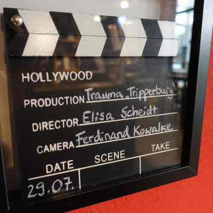 Filmklappe mit den Filmdaten der Veranstaltung